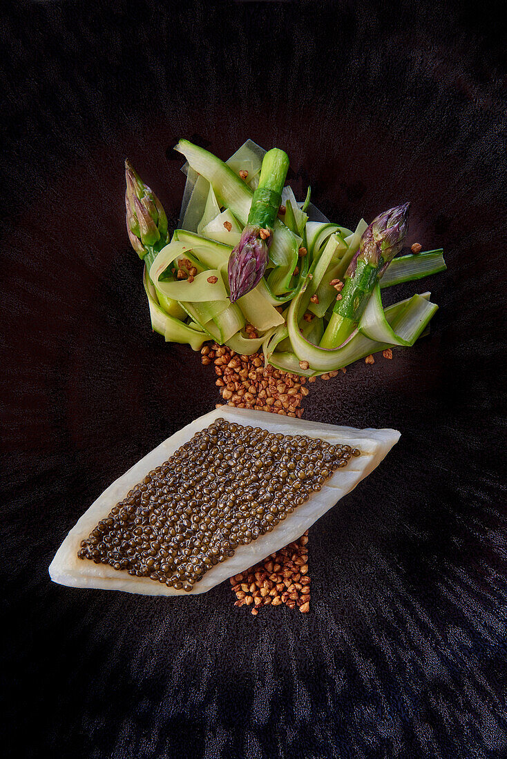 Gebratenes Petersfischfilet mit Kaviar, Spargel und Zucchinistreifen