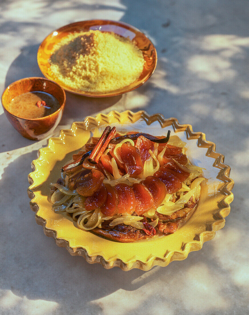 Lamm-Tajine mit Aprikosen, Zimt und Couscous