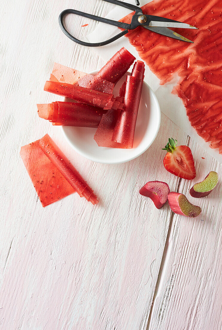 Spring fruit leather with rhubarb, strawberry and mango