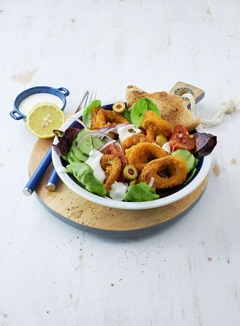 Knusper-Salat-Bowl mit panierten Tintenfischringen