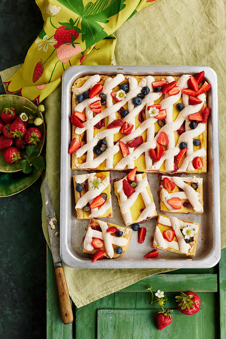 Meringue and berry cake from the baking tray