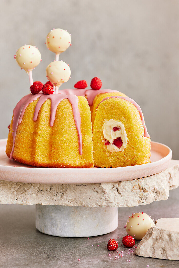 Filled eggnog bundt cake with wild strawberries and pop cakes