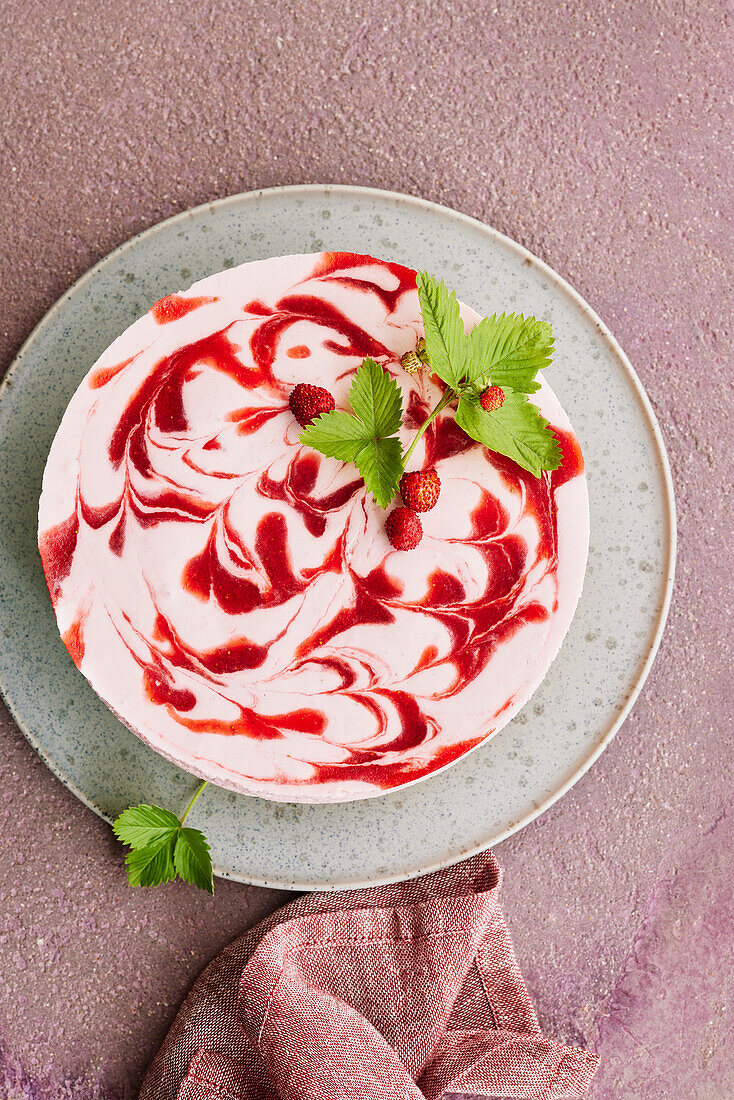 Marmorierte Erdbeer-Quark-Torte