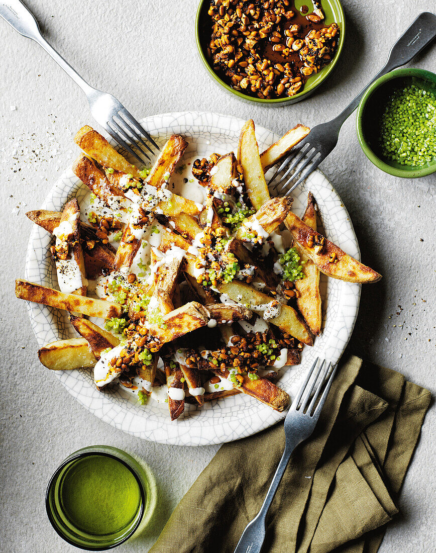 Ofengeröstete Pommes mit Tahini-Joghurt und rauchigen Süßnüssen