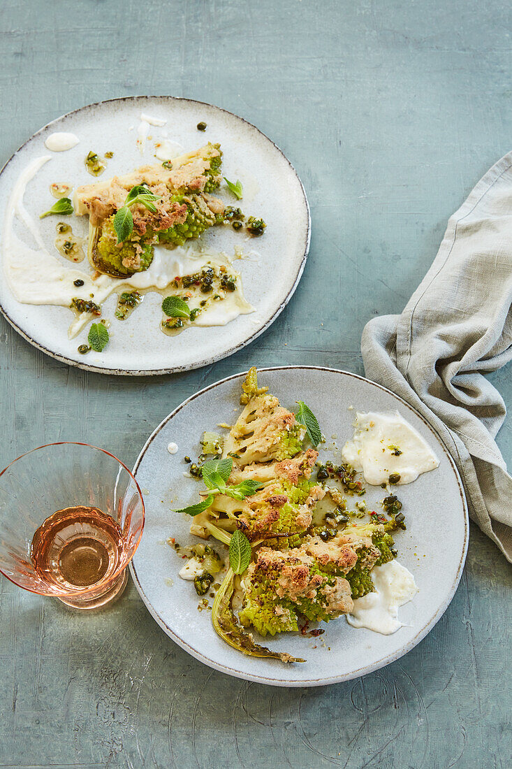 Gerösteter Romanesco mit Limetten-Chutney und Honig-Ricotta