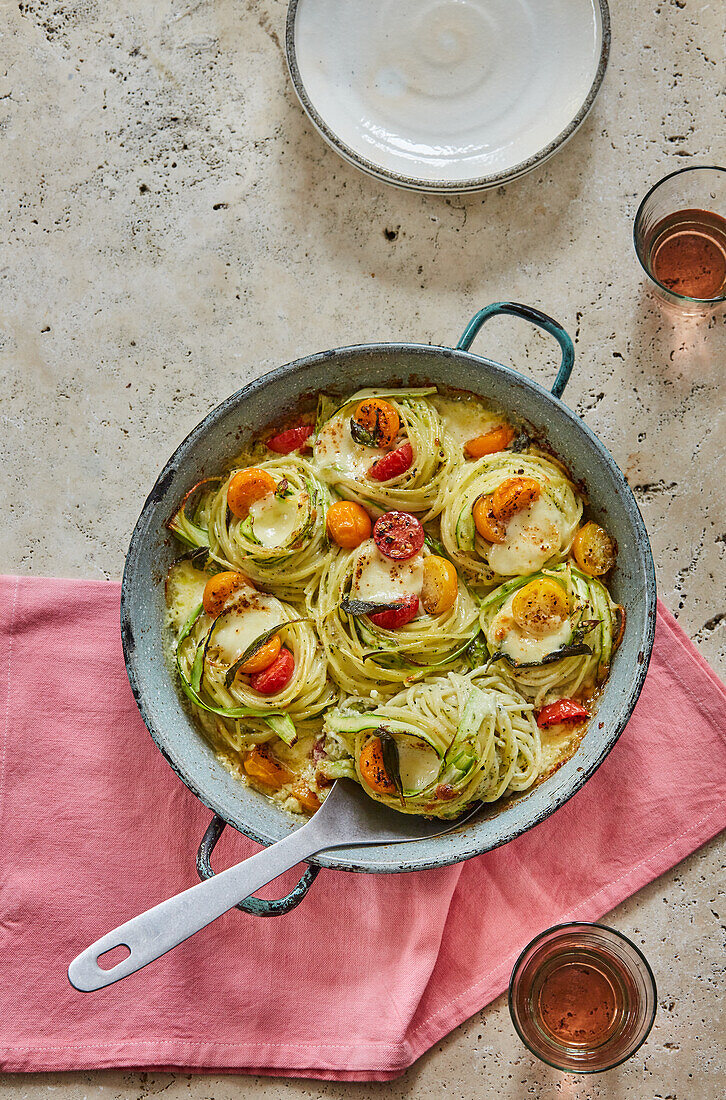 Spaghetti-Auflauf 'Primavera' mit grünem Spargel und Mozzarella