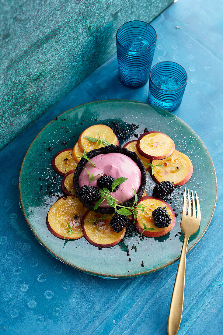 Mini-Schoko-Tarte gefüllt mit Brombeermousse