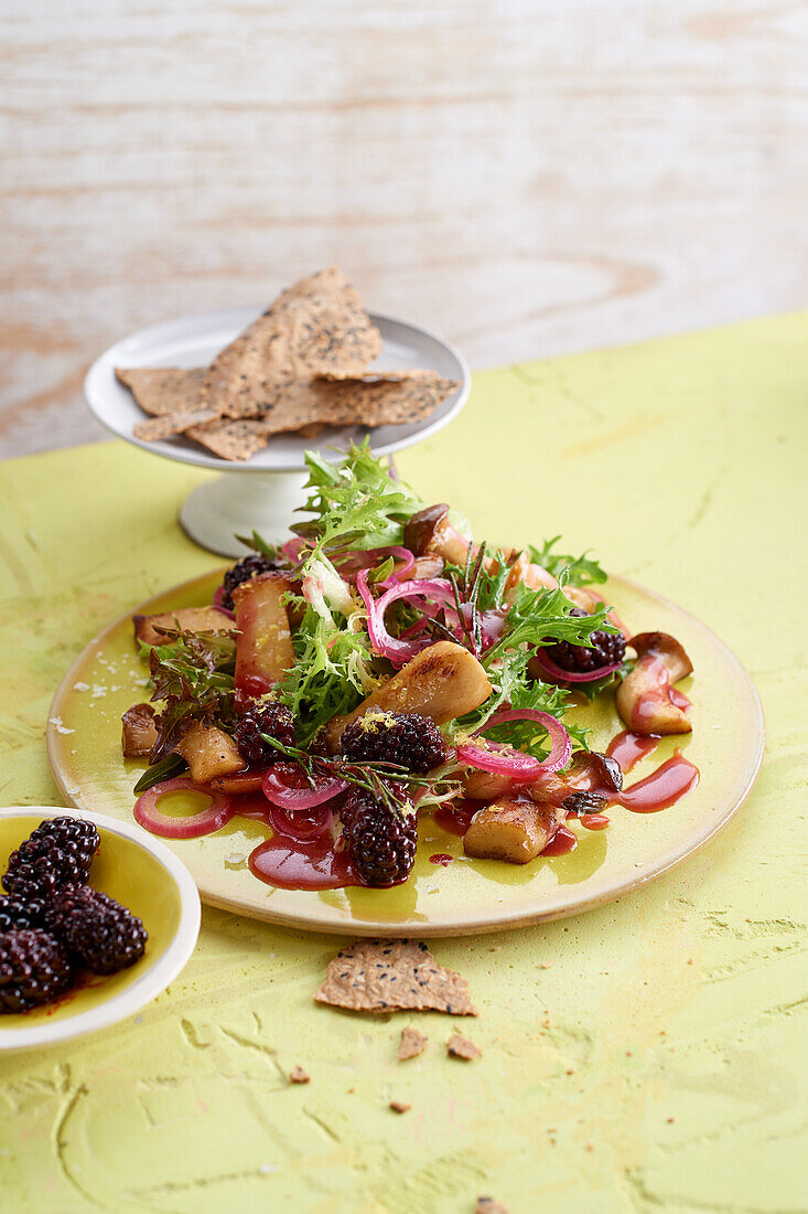 Salat von Seitlingen und Brombeeren mit Crackern