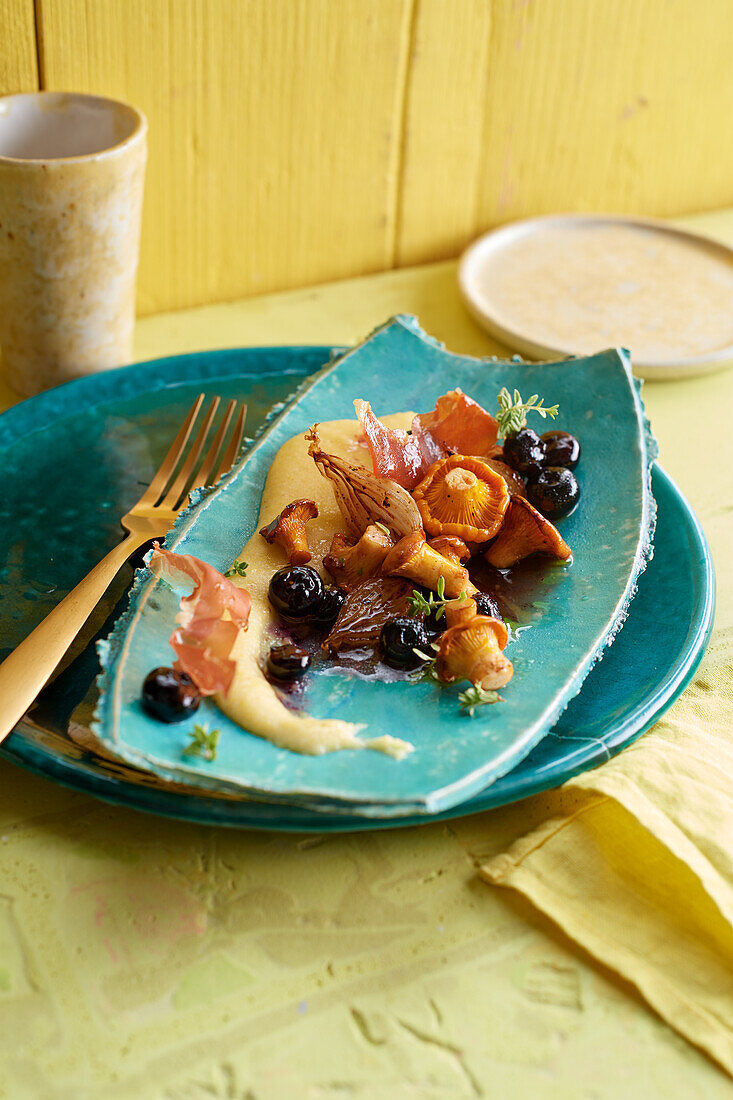 Polenta mit Pfifferlingen, Beeren und Schinken-Chips