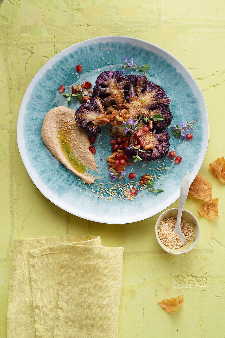 Blumenkohl-Steak mit Karamell-Pinienkernen und Sesamsauce