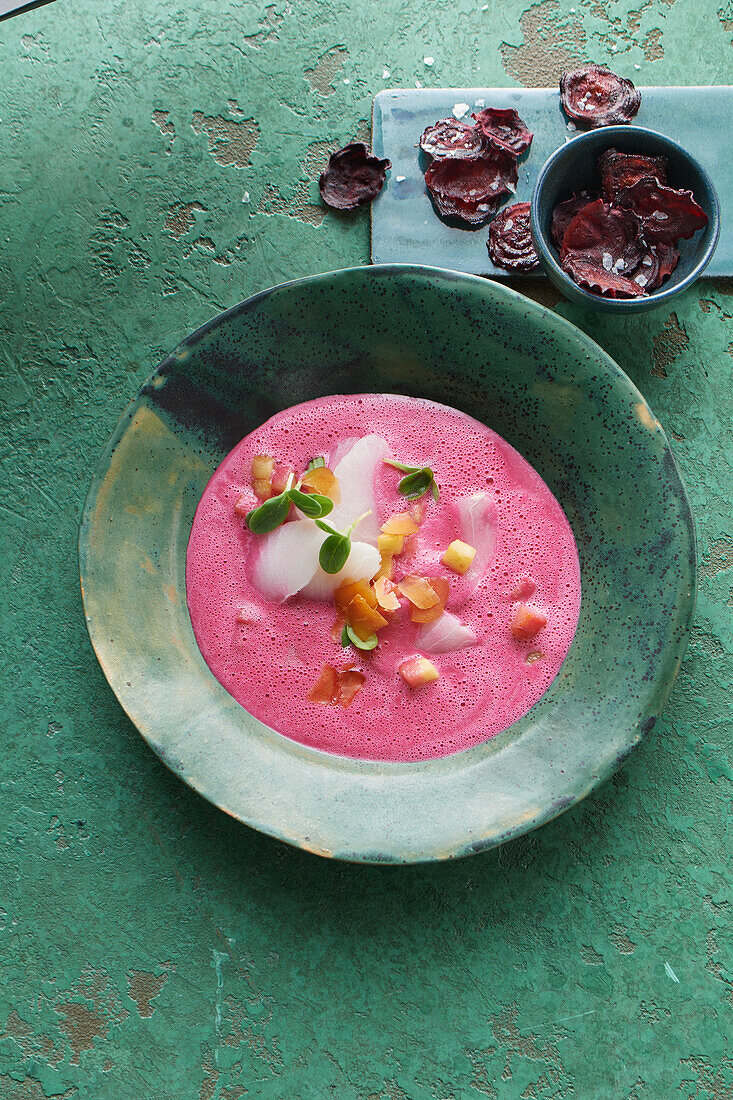 Rote-Bete-Cremesuppe mit Bottarga und Karamell-Äpfeln