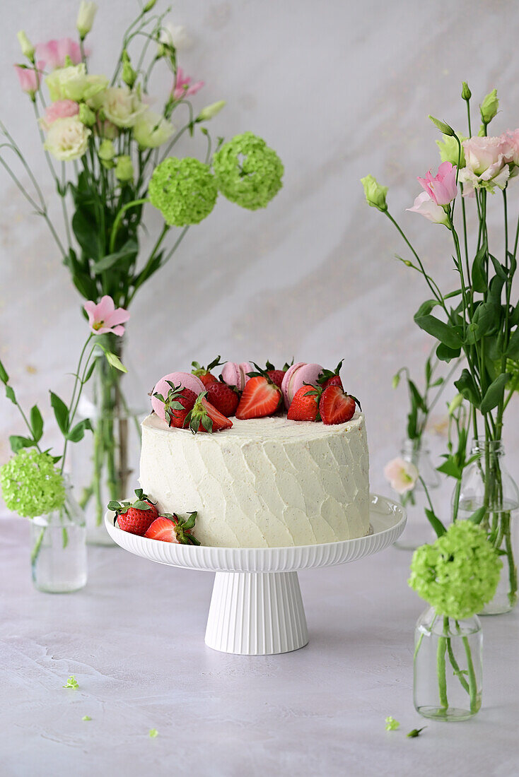 Erdbeertorte mit Vanille-Quark-Creme, Macarons und frischen Beeren