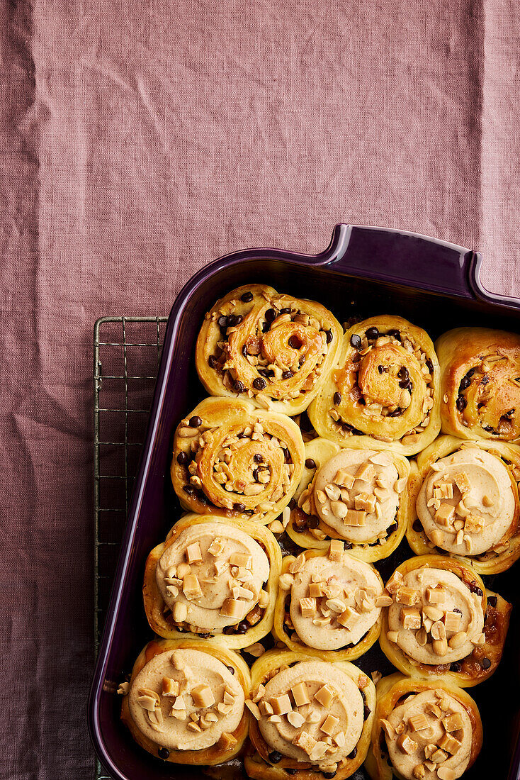 Peanut Rolls mit Erdnusscreme-Topping