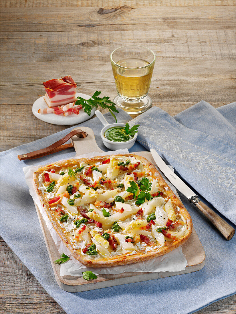 White asparagus pizza with bacon and pesto