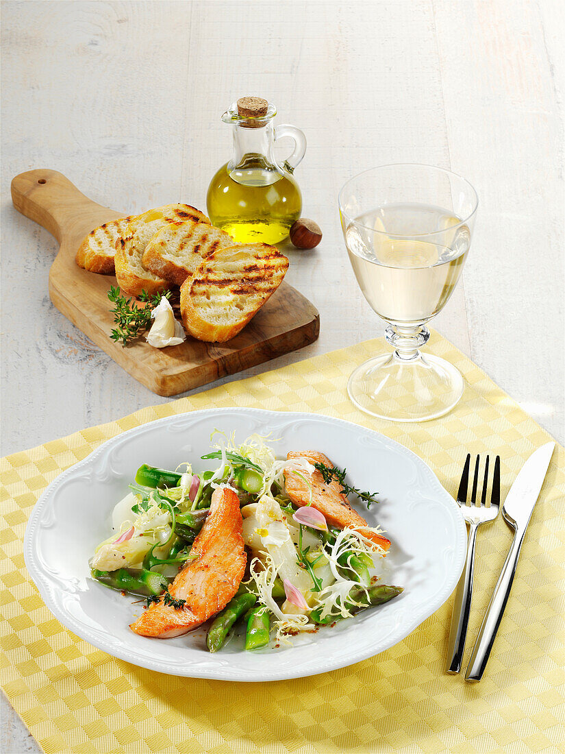 Gebratener Lachs auf Spargelsalat mit Honig-Senf-Dressing