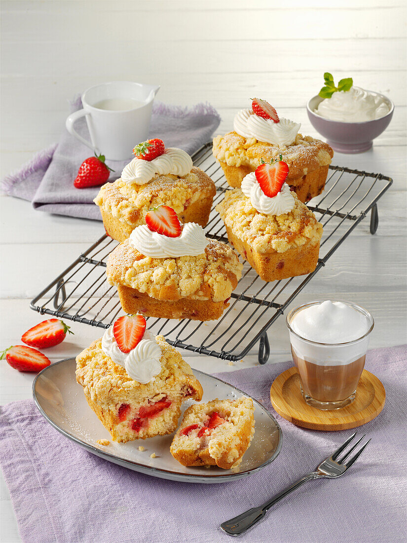 Mini strawberry crumble cake