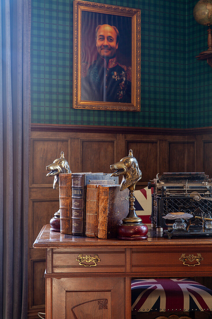 Antiker Schreibtisch mit alten Büchern und Schreibmaschine und Union Jack-Stuhl