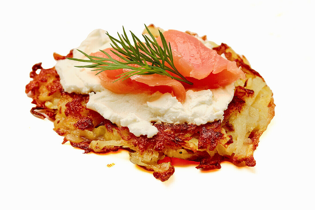 Kartoffelpuffer mit Räucherlachs und Dill