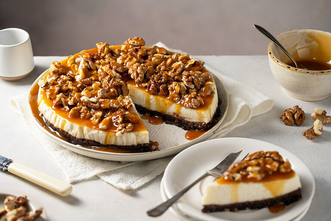 Cheesecake with walnuts and salted caramel sauce