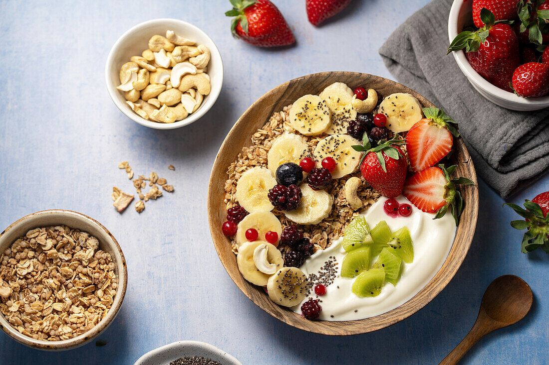 Müsli mit Joghurt, frischen Früchten und Chiasamen