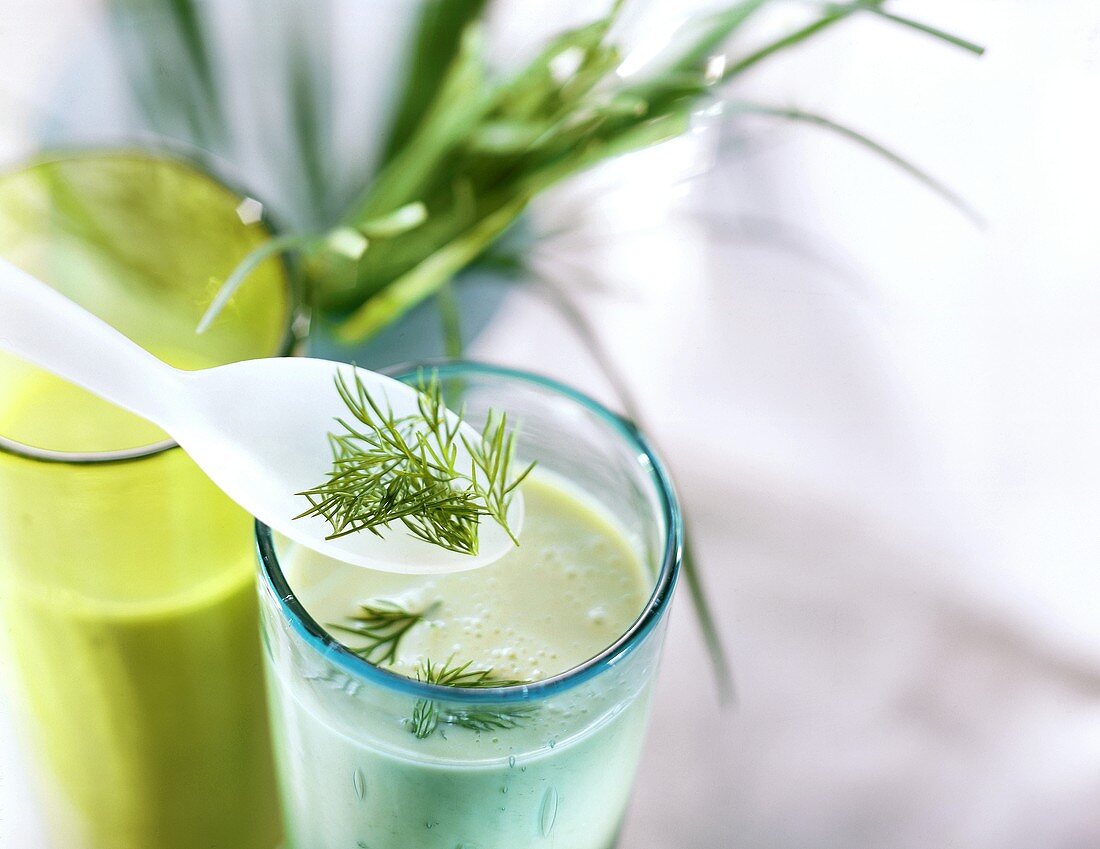 Green Card Cocktail (Kefir-Kräuter-Drink mit Avocado)