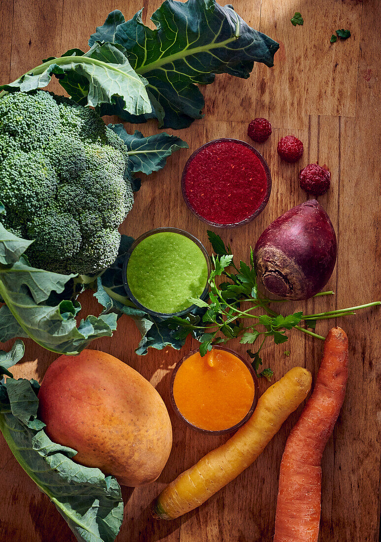 Brokkoli, Rote Bete, Karotten und verschiedene Frucht-Gemüse-Pürees