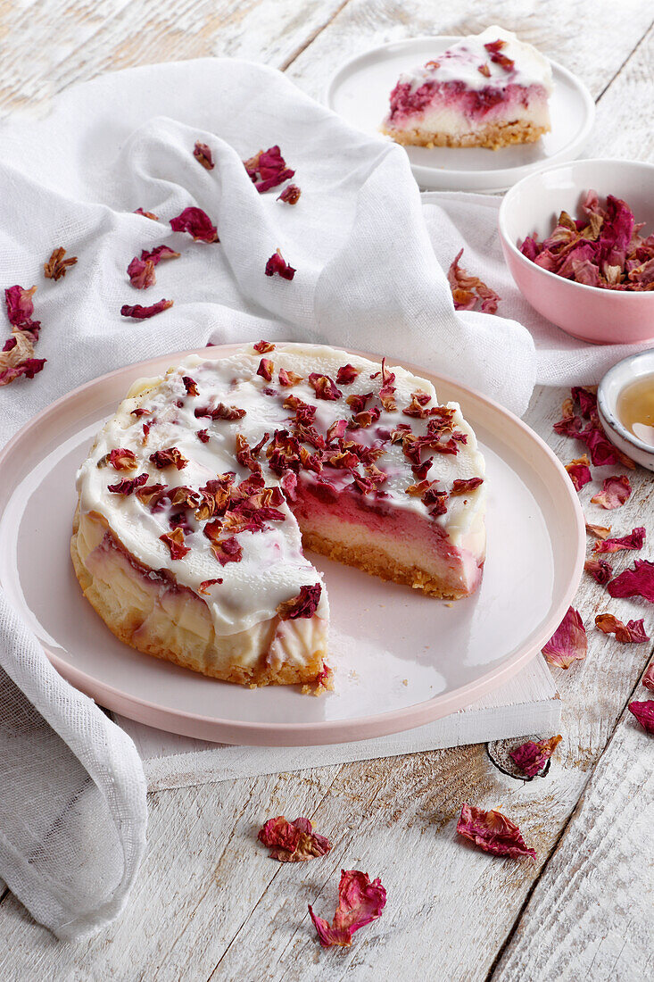 Himbeer-Käsekuchen mit Rosenblüten