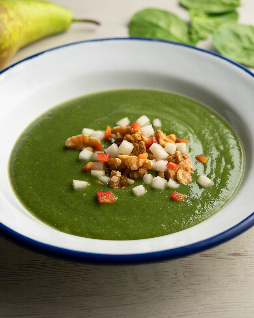 Creamy spinach soup with pear pieces
