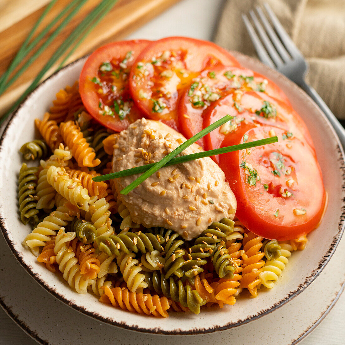 Nudeln mit Thunfischcreme und marinierten Tomaten