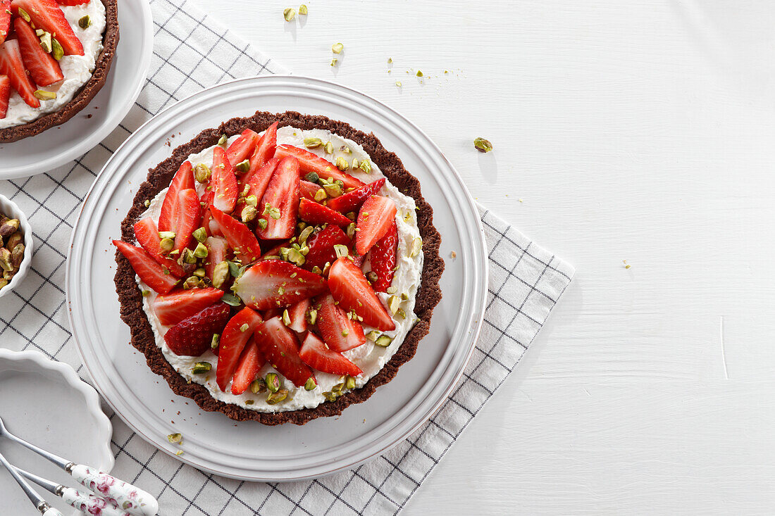 Chocolate tart with mascarpone, fresh strawberries and pistachios