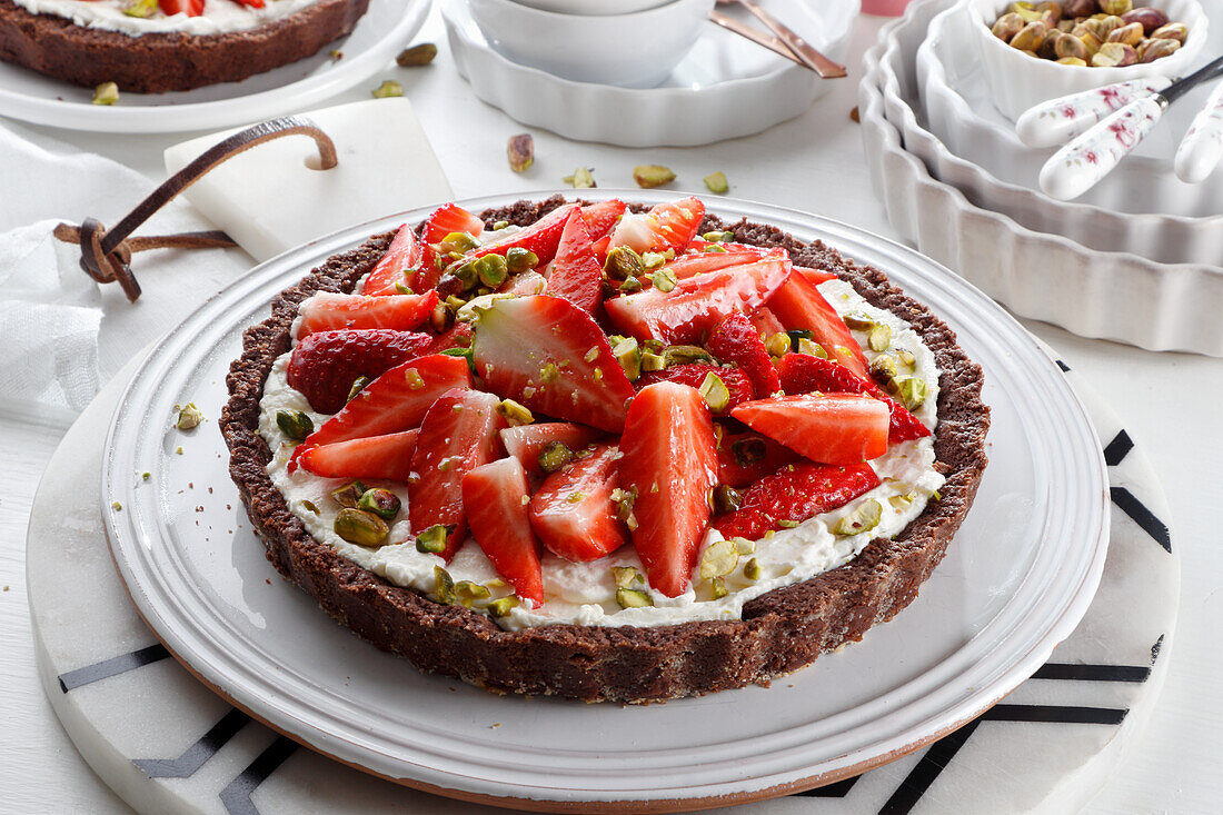 Chocolate tart with mascarpone, strawberries and pistachios