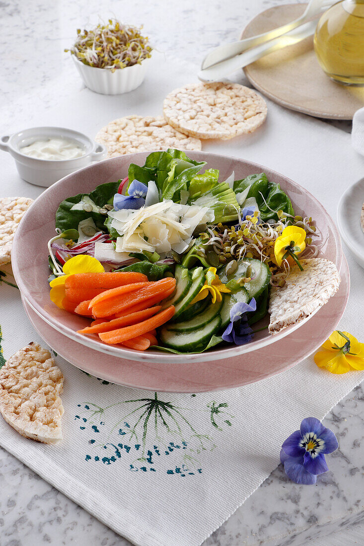 Mixed spring salad with rice cakes