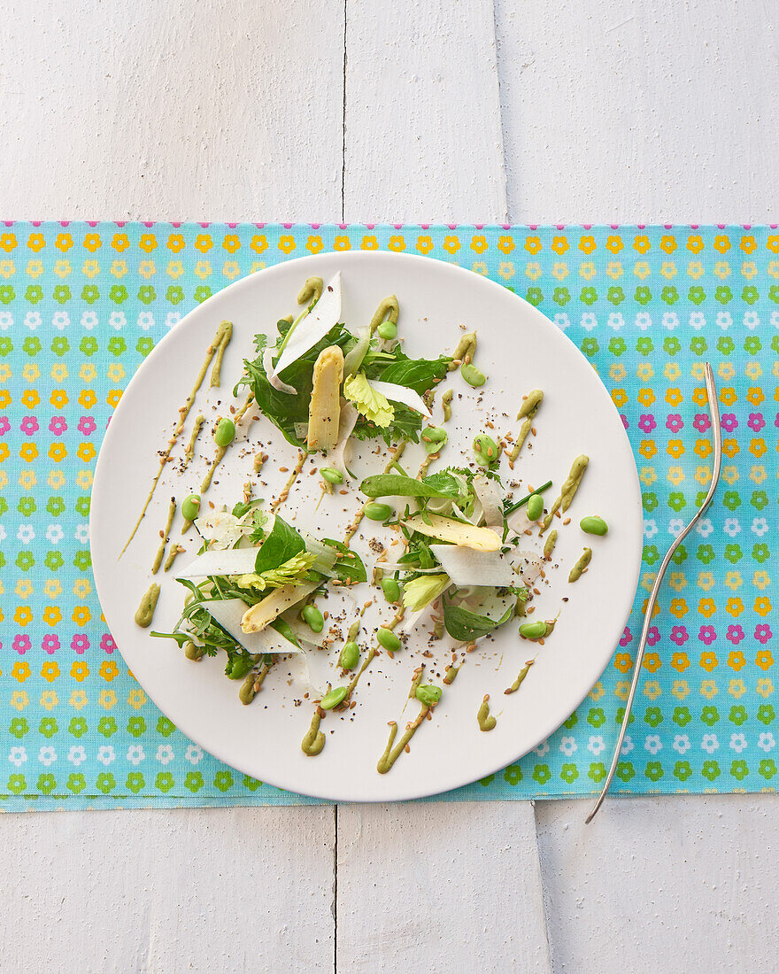 Salat mit Spargel, Avocado und grünem Dressing