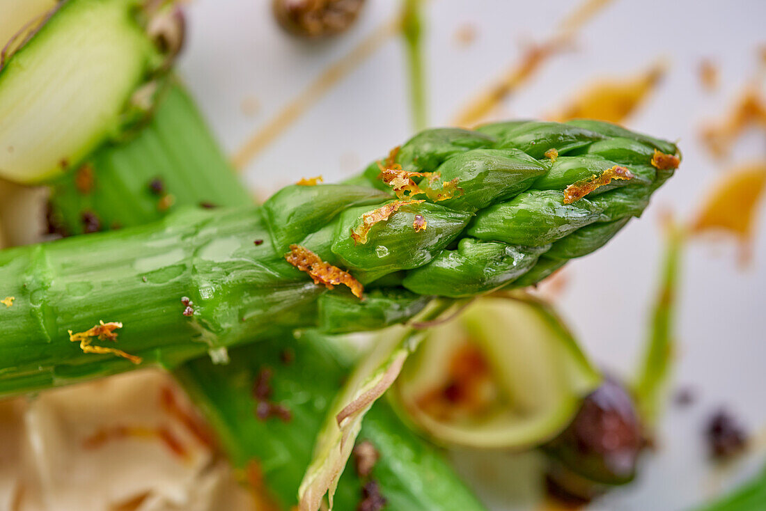 Grüner Spargel mit Zucchini, kandierter Zedrat und schwarzen Oliven