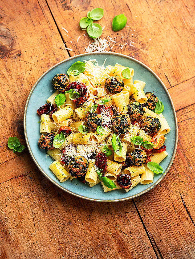 Pasta mit gerösteten Spinatpolpette und Tomaten