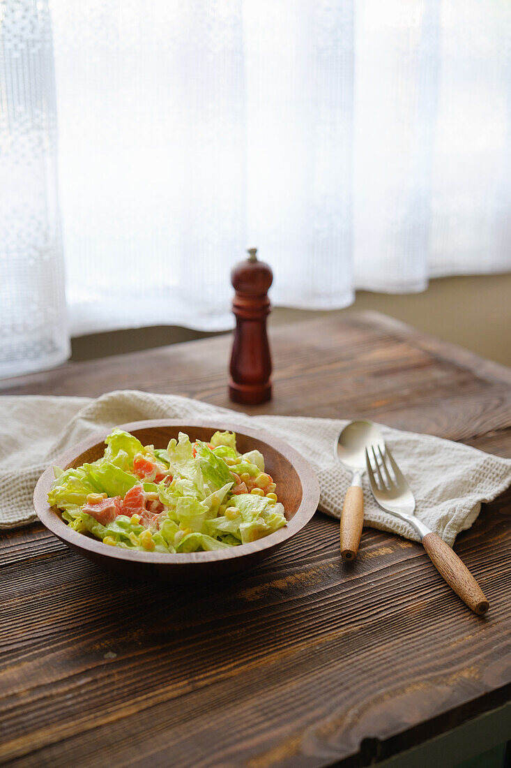 Blattsalat mit Räucherlachs und Mais