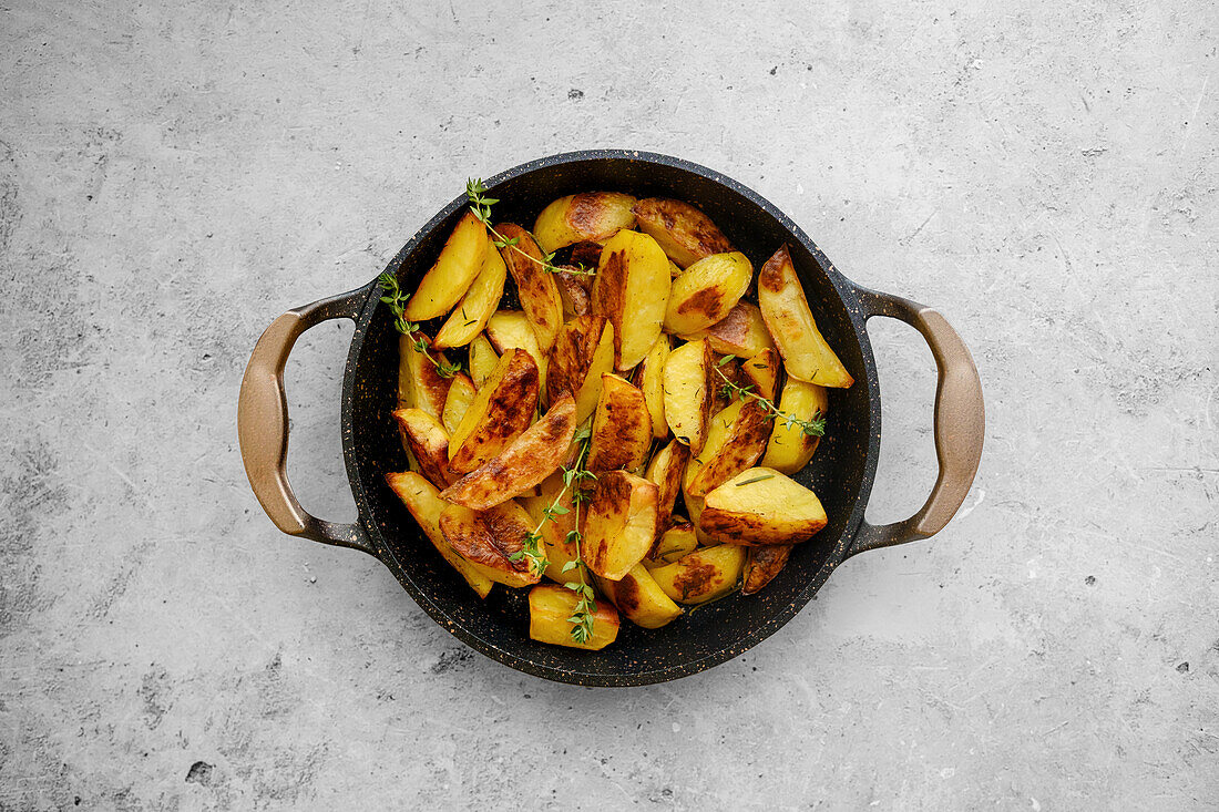 Gebackene Kartoffelspalten mit Kräutern