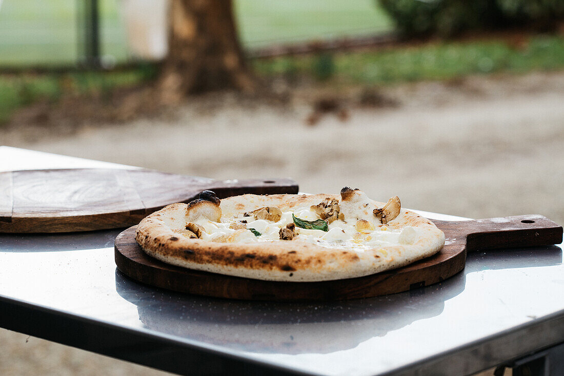 Frisch gebackene Pizza Bianco