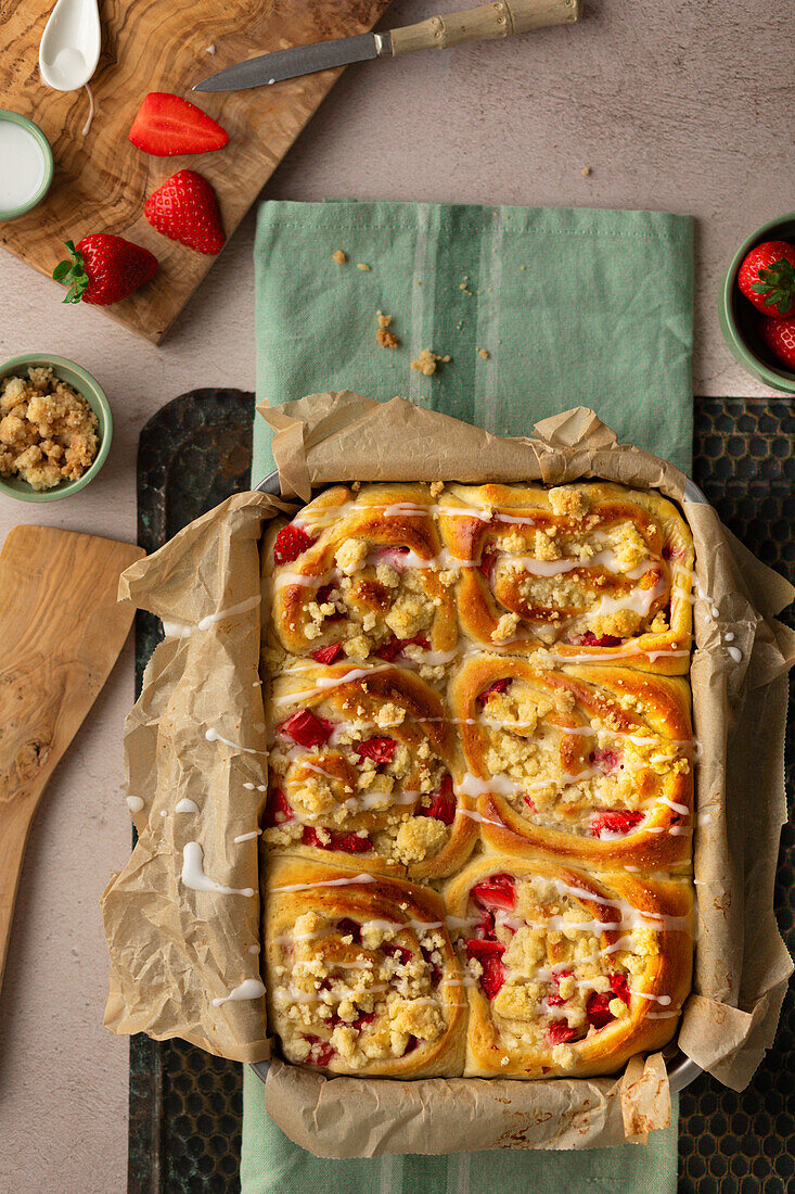 Strawberry buns with vanilla pudding and crumble