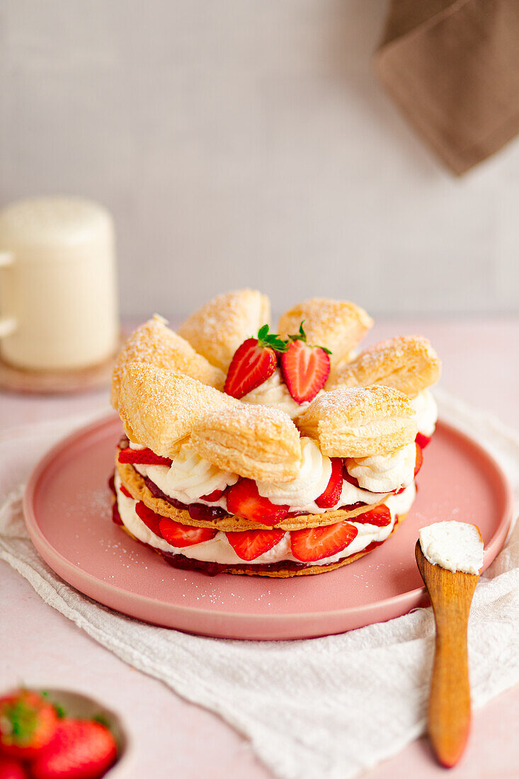 Fries tart with strawberries and cream