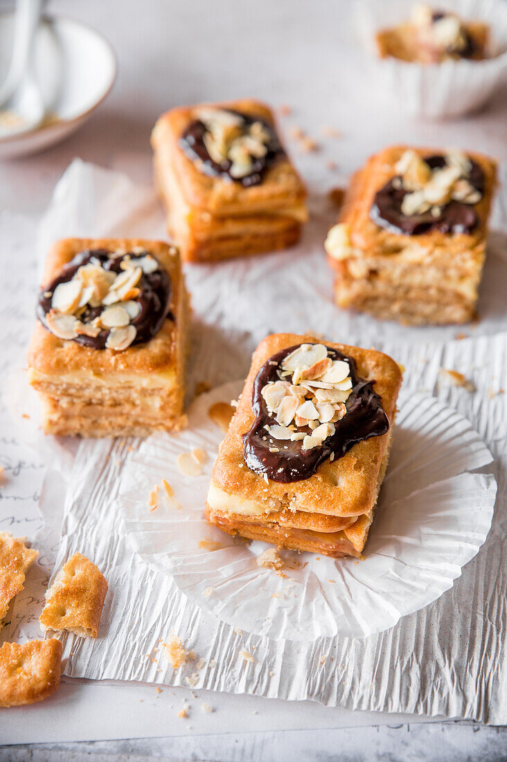 Mini cracker cake with custard and chocolate