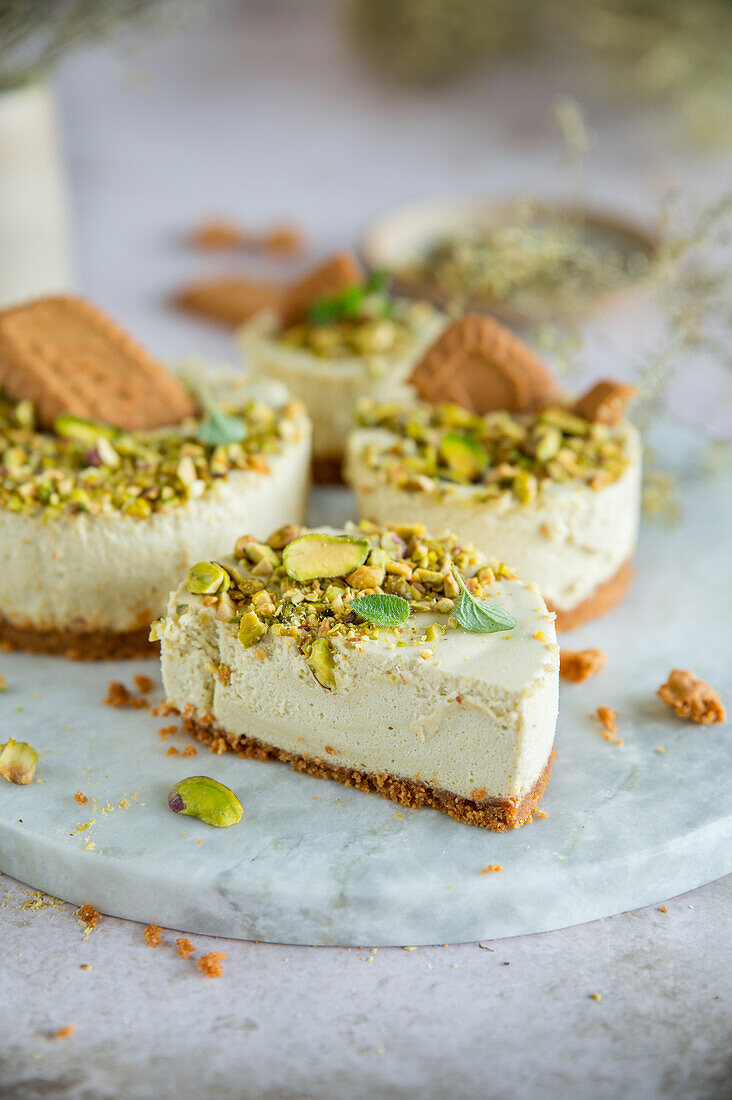 Speculoos pistachio mousse cake