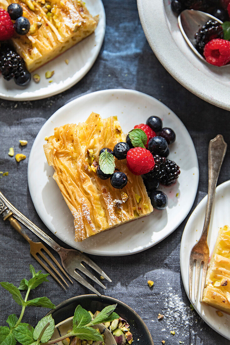 Blätterteigtarte mit Pistazien und frischen Beeren