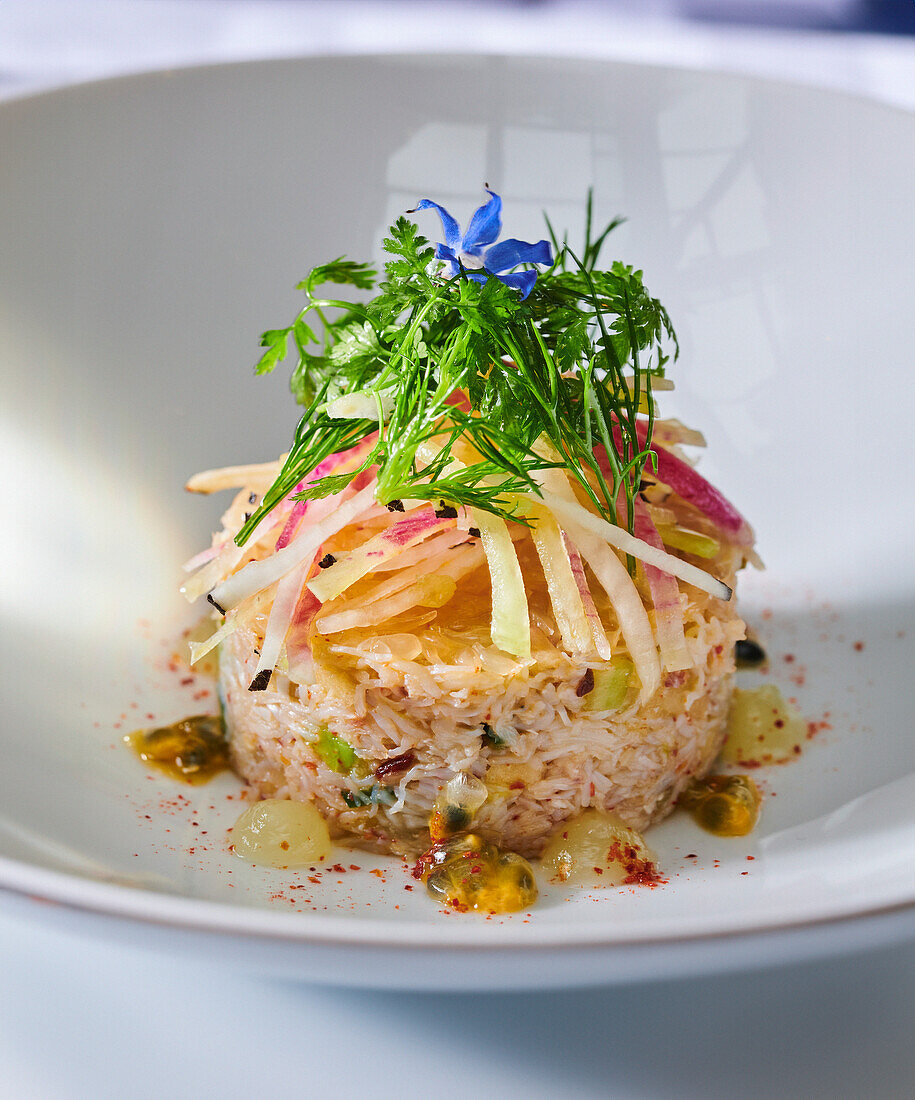 Taschenkrebs-Salat mit Äpfeln und Kräutern