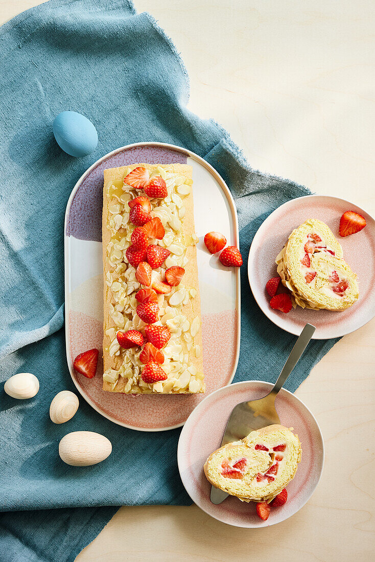 Bienenstich-Biskuit-Rolle mit Erdbeeren