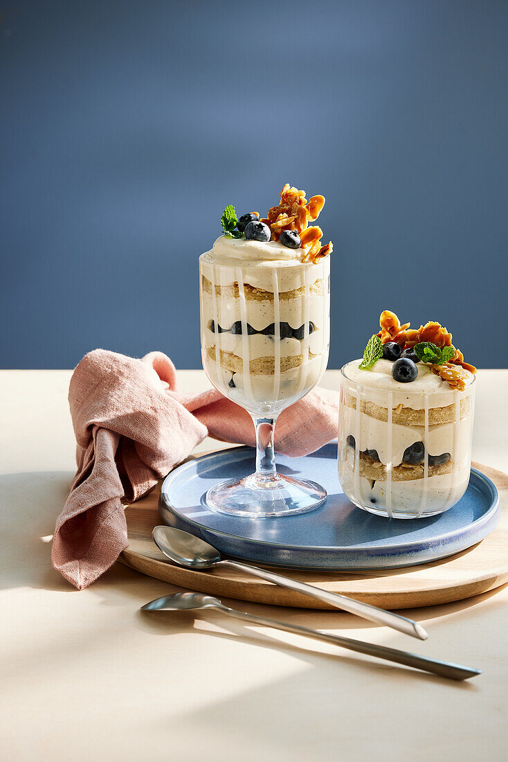 Bee sting with yoghurt cream and blueberries in a jar