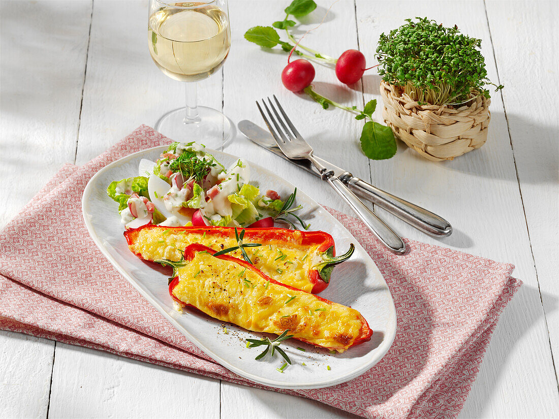 Gefüllte Spitzpaprika vom Grill mit Eiersalat