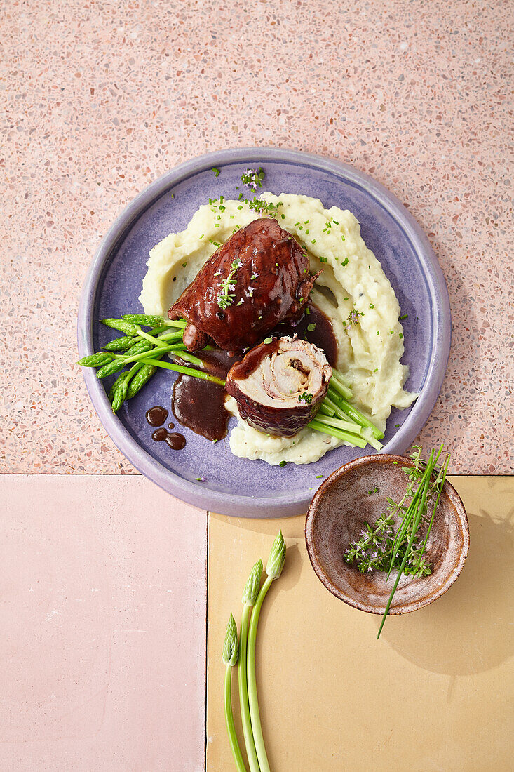 Putenrouladen mit Wildspargel und Blumenkohlpüree