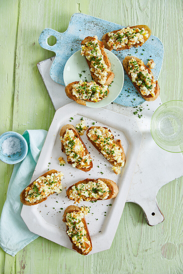 Crostini with fried egg salad