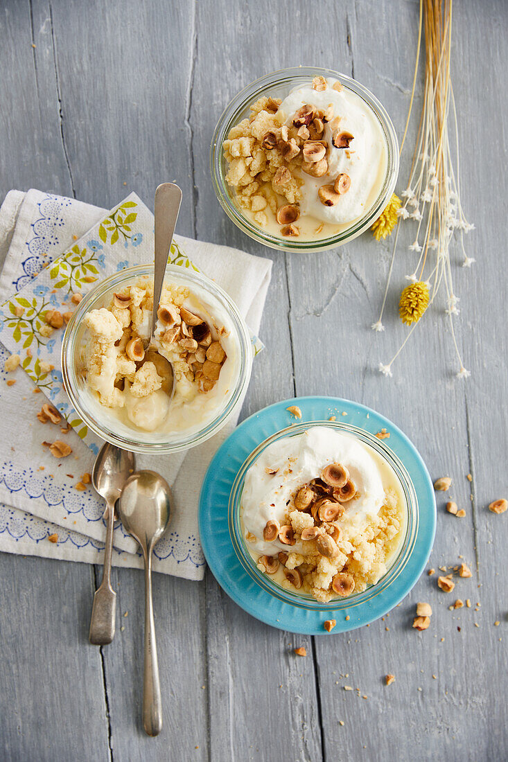 Crumble Cups mit weißem Schokoladenpudding